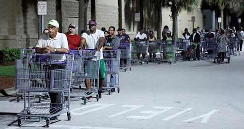 Ciudadanos de Florida se preparan ante la llegada de Dorian