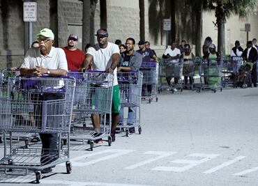 Ciudadanos de Florida se preparan ante la llegada de Dorian