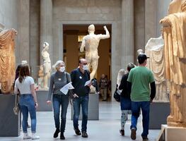 Nueva York retira uso de cubrebocas en escuelas y prueba de vacuna en interiores