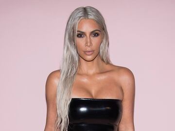 Kim Kardashian sorprende con transparencias y peluca rubia
