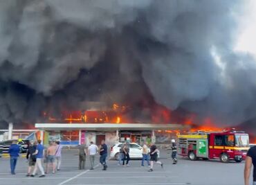Zelensky califica de ataque terrorista el bombardeo a centro comercial