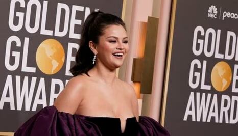 Selena Gomez enciende el verano con ‘selfie’ en traje de baño de escote irreal