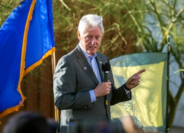 Bill Clinton llega al sur de Texas para apoyar a dos candidatos latinos