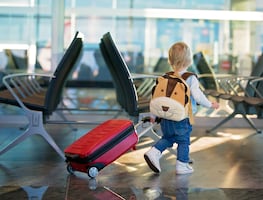 ¿Viajas por primera vez con niños en el avión? Alimentos permitidos, objetos prohibidos y cómo es la inspección
