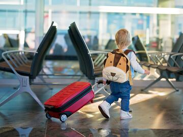 ¿Viajas por primera vez con niños en el avión? Alimentos permitidos, objetos prohibidos y cómo es la inspección