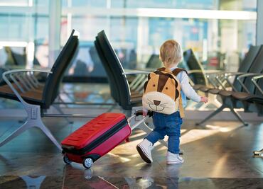 ¿Viajas por primera vez con niños en el avión? Alimentos permitidos, objetos prohibidos y cómo es la inspección