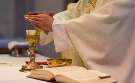 Sacerdote muere en plena misa tras caerle una cruz de madera; el accidente quedó grabado en vivo
