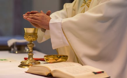 Sacerdote muere en plena misa tras caerle una cruz de madera; el accidente quedó grabado en vivo
