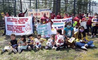 Inmigrantes se manifiestan frente a la casa de Kamala Harris