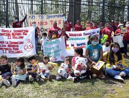 Inmigrantes se manifiestan frente a la casa de Kamala Harris
