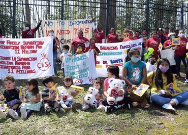 Inmigrantes se manifiestan frente a la casa de Kamala Harris
