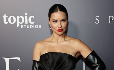 El minivestido con el que Adriana Lima arrasó en alfombra roja de ‘Spencer’