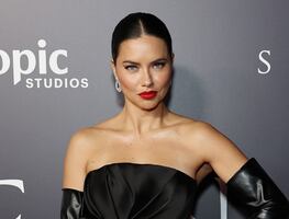 El minivestido con el que Adriana Lima arrasó en alfombra roja de ‘Spencer’