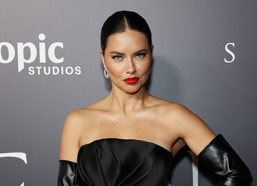 El minivestido con el que Adriana Lima arrasó en alfombra roja de ‘Spencer’