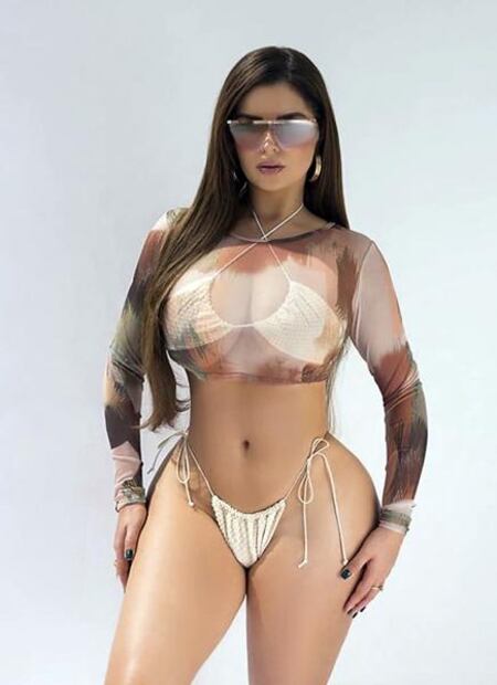 Demi Rose se pone su vestido más abierto para sesión en blanco y negro