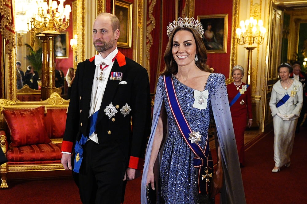 ¿La verdadera reina? Kate Middleton usó impresionante tiara, que Camila jamás ha portado, en banquete de Estado. Foto: AP