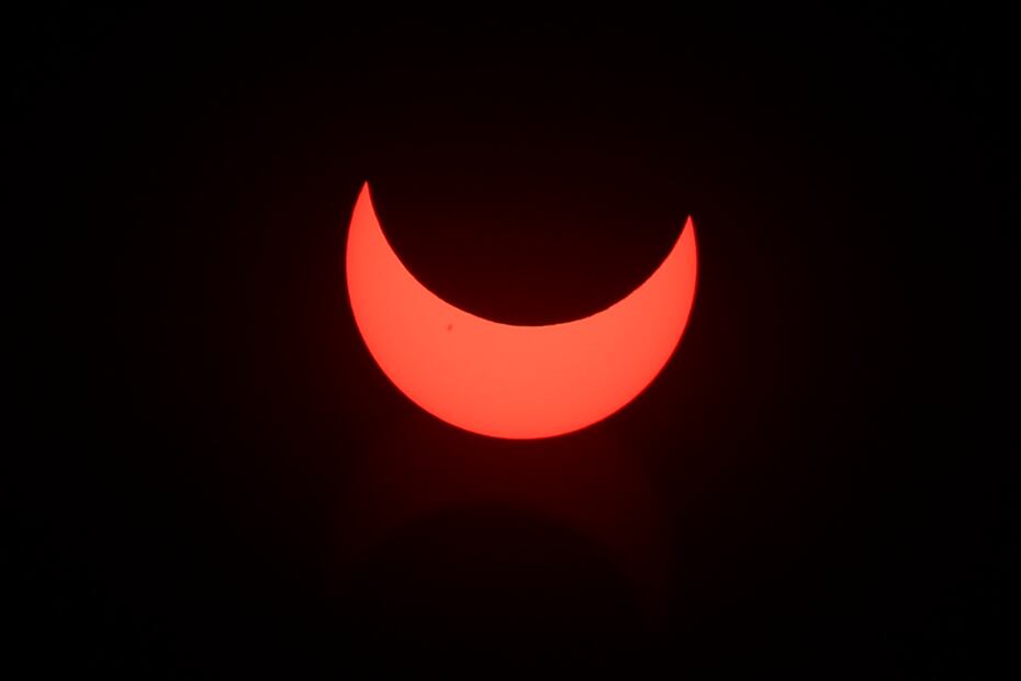 Fotografía tomada con un filtro que muestra el eclipse solar anular hoy,  en Honduras. Foto: EFE/ Gustavo Amador