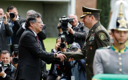 Presidente Gustavo Petro dice que "los narcotraficantes" quieren atacar su avión con misiles