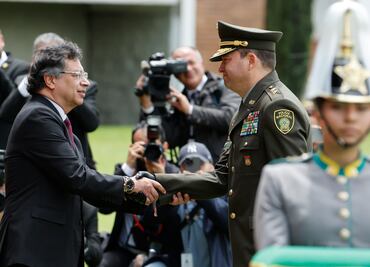 Presidente Gustavo Petro dice que "los narcotraficantes" quieren atacar su avión con misiles