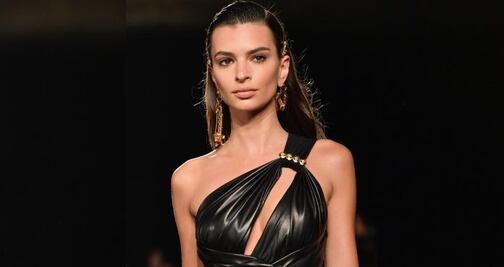 Emily Ratajkowski presume curvas con traje de baño de leopardo