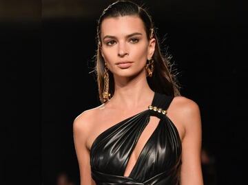 Emily Ratajkowski presume curvas con traje de baño de leopardo