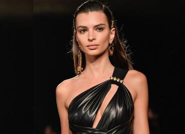 Emily Ratajkowski presume curvas con traje de baño de leopardo