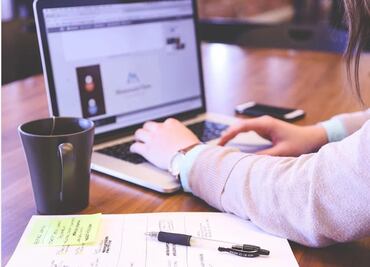 Polémica por retoque de escotes en fotos de alumnas de Florida