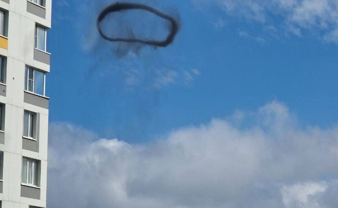Misterioso anillo negro sobre cielo de Moscú. Foto: Twitter
