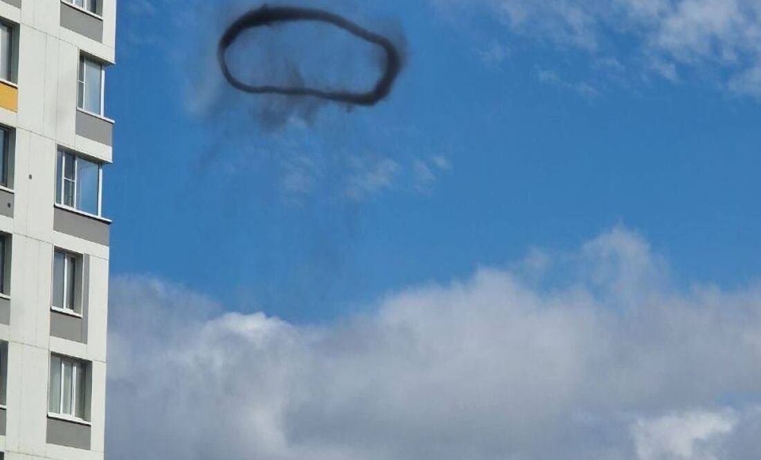 Misterioso anillo negro sobre cielo de Moscú. Foto: Twitter