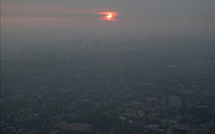 Humo de los incendios canadienses obliga a habitantes de Toronto a quedarse en casa