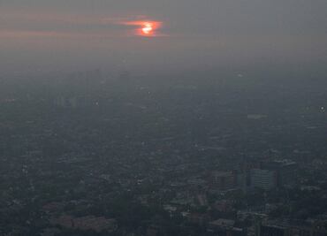 Humo de los incendios canadienses obliga a habitantes de Toronto a quedarse en casa