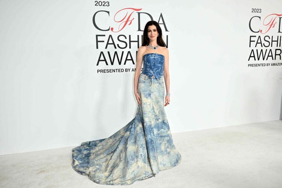 Anne Hathaway se luce etérea con vestido de mezclilla al estilo Britney Spears. Foto: AFP