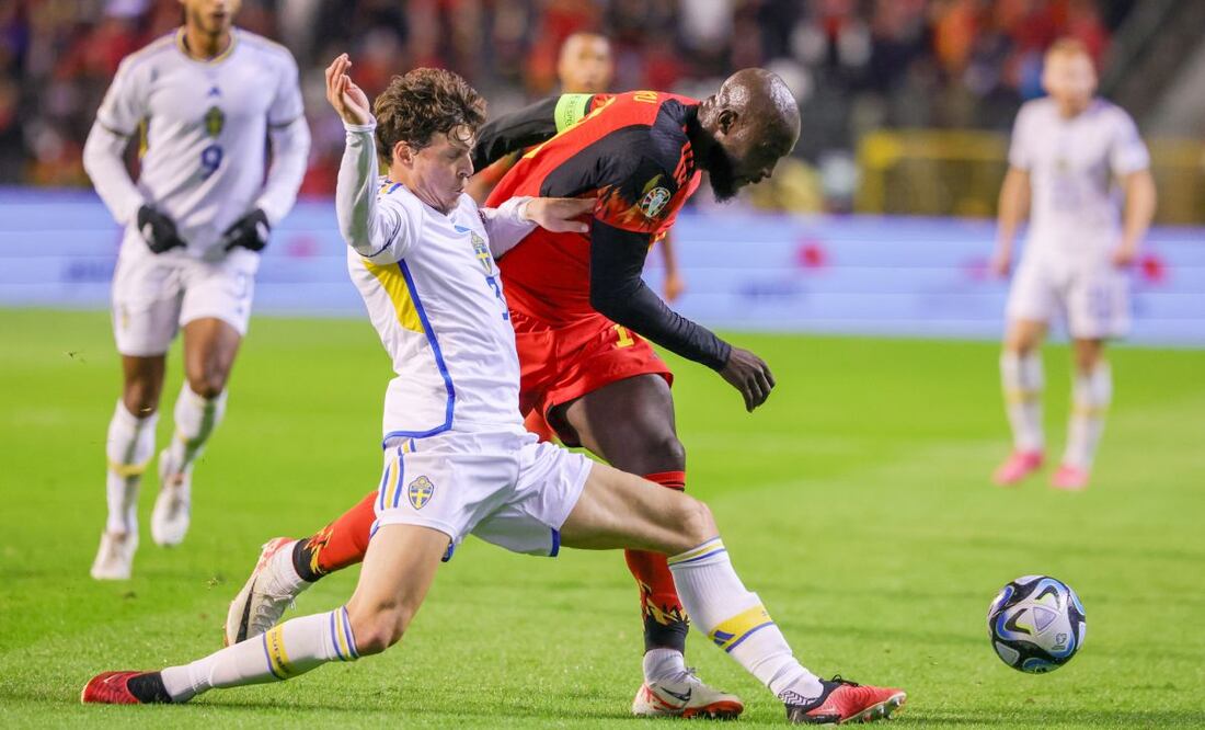 Partido Bélgica vs Suecia minutos antes de suspenderse por ataque en Bruselas. Foto: EFE/EPA/OLIVIER MATTHYS