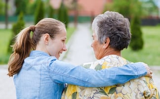 ¿Cuidas a tus papás y trabajas? Cada vez más empresas ofrecen licencia pagada… ¿la tuya también?