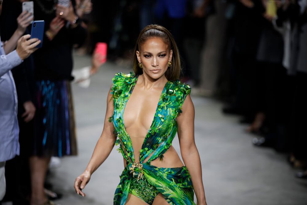 Jennifer Lopez se arriesga a un accidente de vestuario con atrevido body en concierto. Foto: AP
