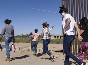 EU elimina política que obliga a buscadores de asilo esperar en México