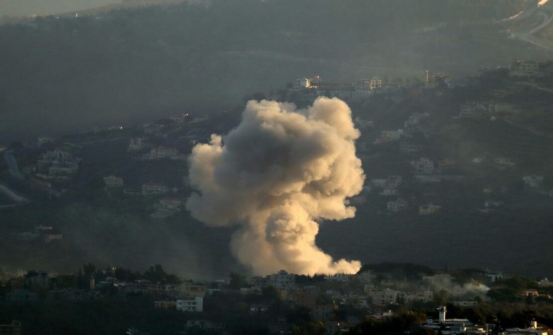 Hezbolá lanza cien cohetes contra Israel en las últimas tres horas, según Ejército israelí. EFE/STR