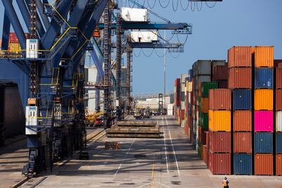 China: el PMI industrial se desploma y Beijing busca contener la crisis sin ceder ante Washington