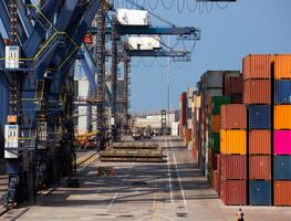 China: el PMI industrial se desploma y Beijing busca contener la crisis sin ceder ante Washington