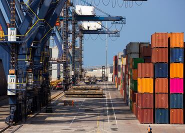 China: el PMI industrial se desploma y Beijing busca contener la crisis sin ceder ante Washington