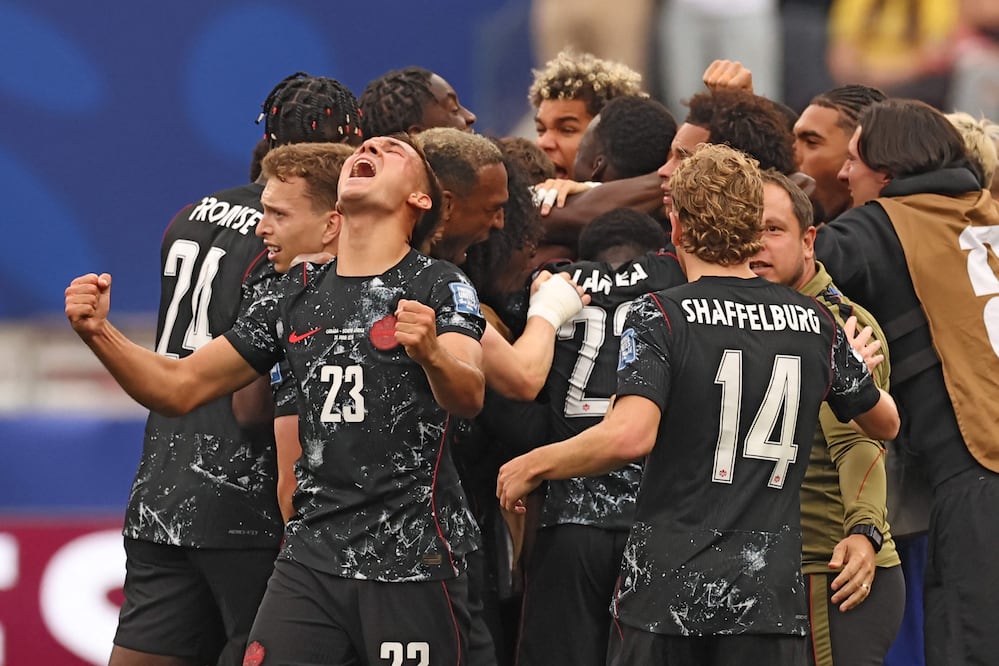 Canadá elimina a Sudáfrica 1-0 y se convierte en el primer clasificado a octavos del Mundial 2026. (Photo by ETIENNE LAURENT / AFP)