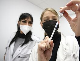 Pfizer tendría lista vacuna contra ómicron en marzo