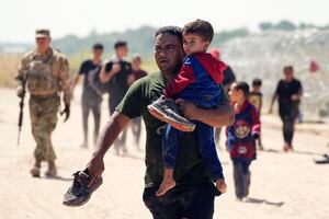 Desalojan migrantes de la frontera de San Diego, a la intemperie cerca del desierto