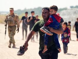 Desalojan migrantes de la frontera de San Diego, a la intemperie cerca del desierto