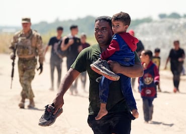 Desalojan migrantes de la frontera de San Diego, a la intemperie cerca del desierto