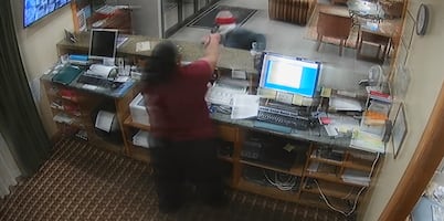 Video. Mujer toma arma de ladrón para defenderse de asalto en hotel