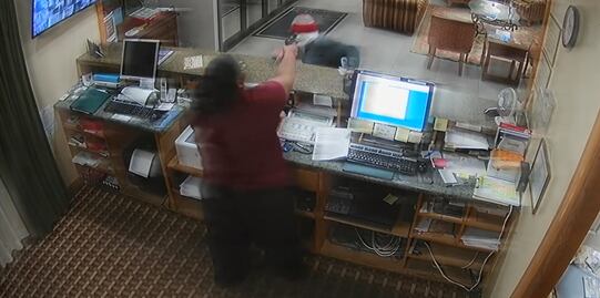 Video. Mujer toma arma de ladrón para defenderse de asalto en hotel