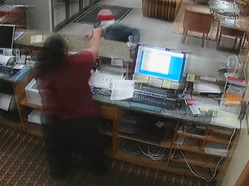 Video. Mujer toma arma de ladrón para defenderse de asalto en hotel