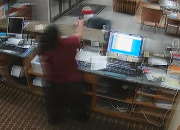 Video. Mujer toma arma de ladrón para defenderse de asalto en hotel