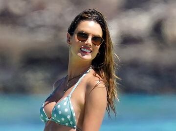 Alessandra Ambrosio luce su ‘figura irreal’ con microbikini en St. Barts